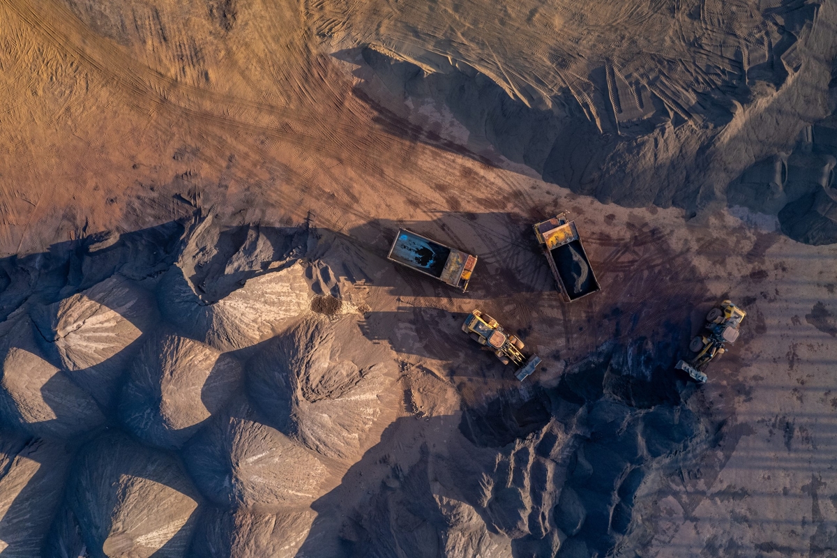 Vertical bird&#8217;s-eye view of metal mineral port