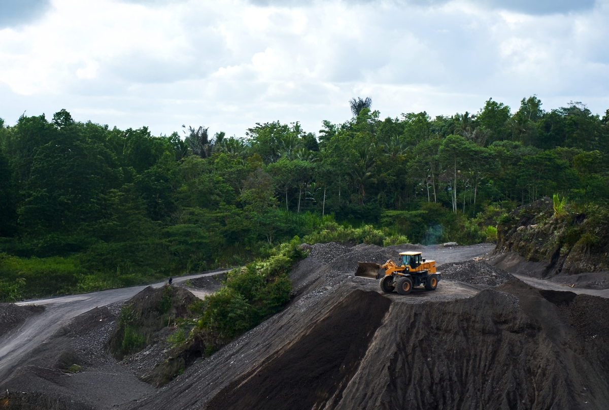 stone-quarry-indonesia-large-equipment-such-as-bulldozers-dump-trucks-are-working-site2